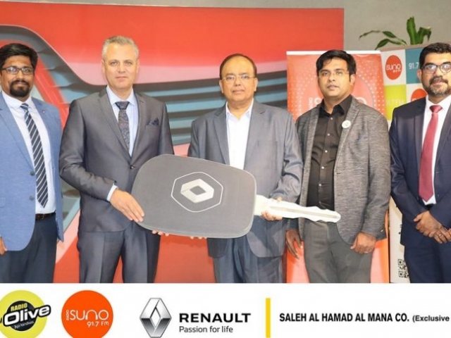 Radio Suno and Radio Olive Managing Directors at Renault showroom